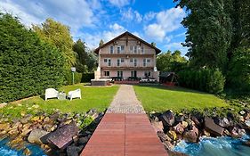 Zöldpart Lakeside Villa